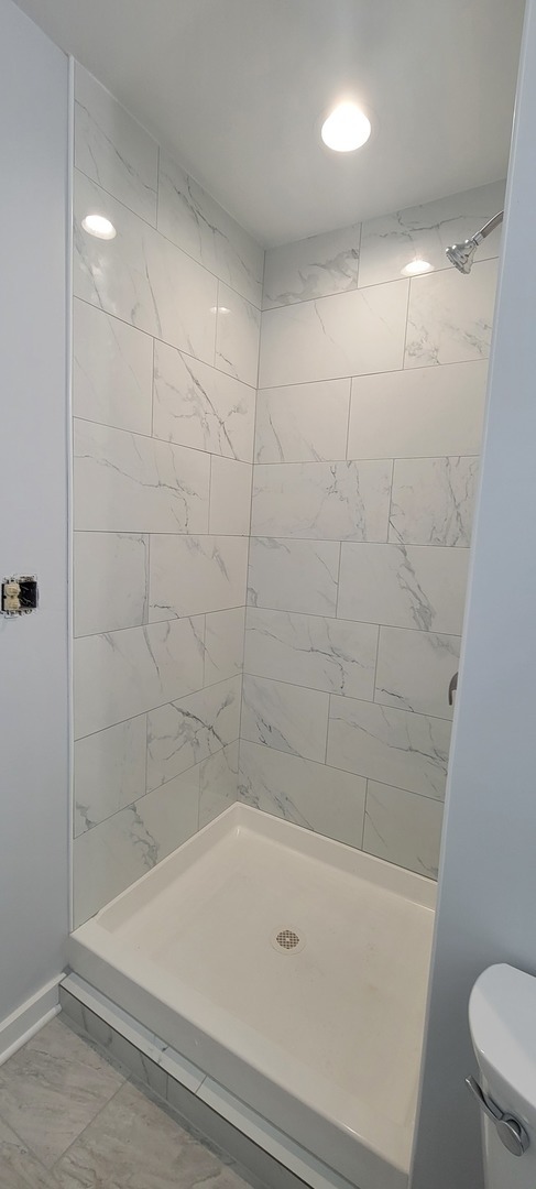 Building Photo - 6921 Clarendon Hills Rd