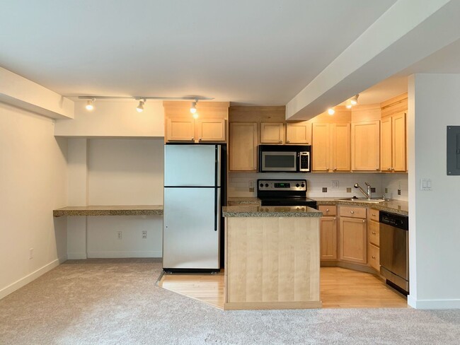 Building Photo - Stylish Lower Queen Anne 1-Bedroom Condo w...