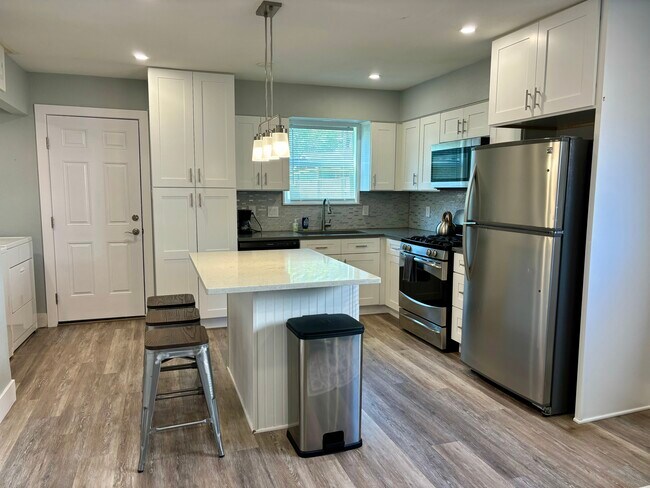 Fully furnished kitchen - 2200 W Mistletoe Ave