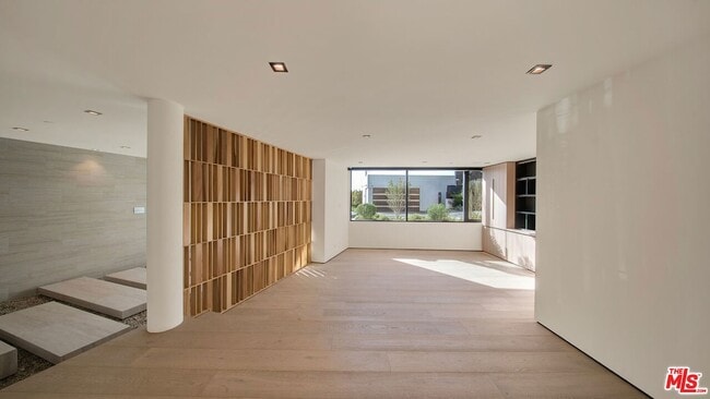 Building Photo - 8765 Hollywood Blvd