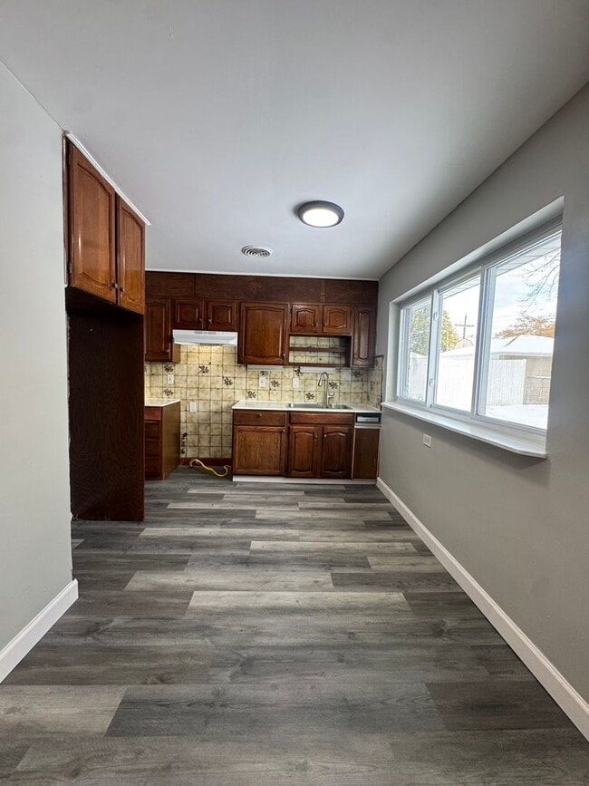 Building Photo - Don’t miss out on this charming three-bedr...