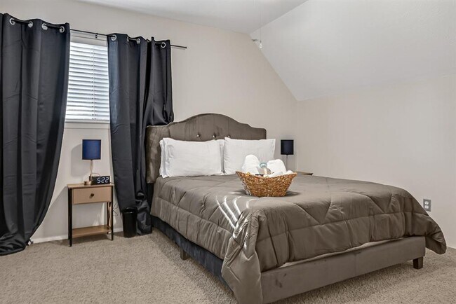 Building Photo - 6803 Lynngate Dr