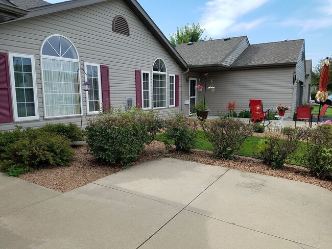 Building Photo - One level living in this end unit townhome!
