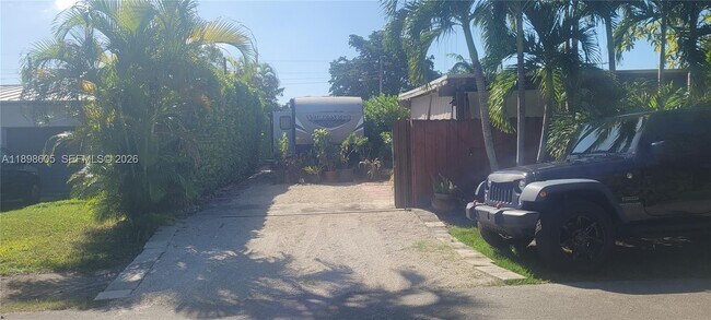 Building Photo - 6021 SW 62nd Pl