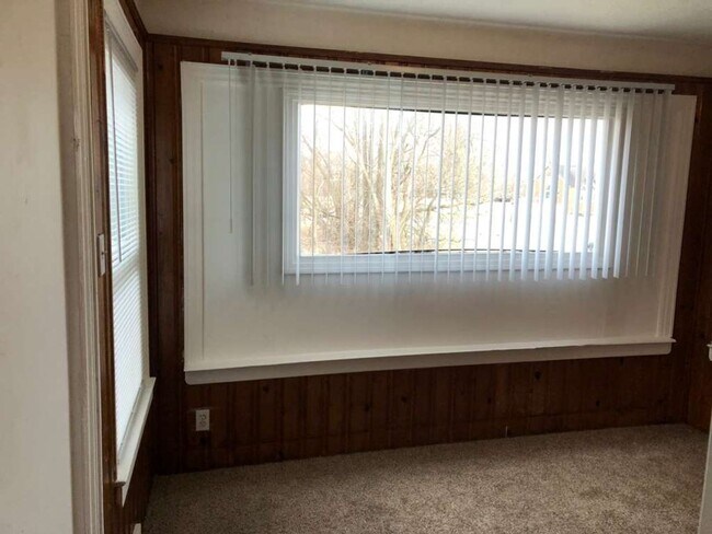 Building Photo - Charming Renovated 2-Bedroom Lower Unit – Section 8 Welcome