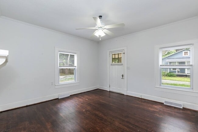 Building Photo - Cute and Tranquil 2 bed/1bath near Elon