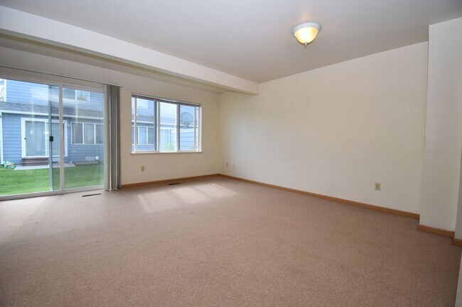 Building Photo - Townhouse-style End unit 3BD, 1.5 BA