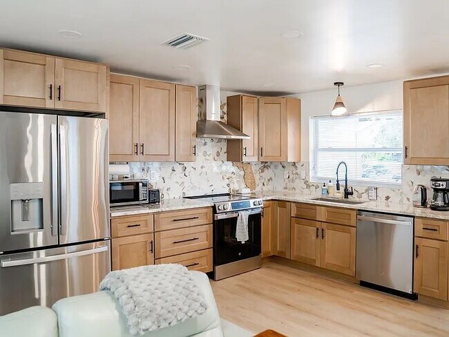 Building Photo - Cozy Updated Home Near Beaches, Shops & BayCare Ballpark