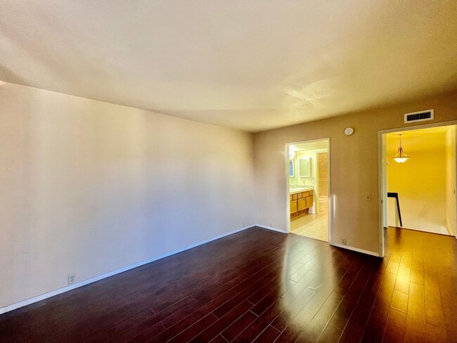 Building Photo - Beautiful 3B/2BA condo w/ Washer&Dryer loc...