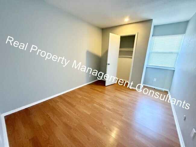 Building Photo - Updated 3-Bedroom Townhome Live Deposit Free with Obligo