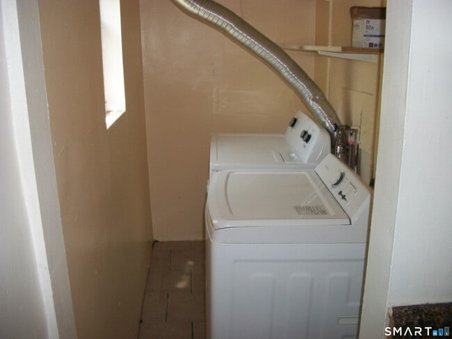 Building Photo - 27 Lilac St