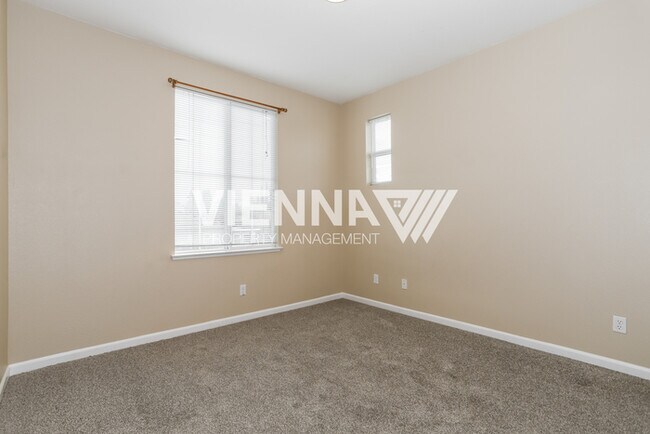 Building Photo - Beautiful 4 Bedroom + Study in Desirable Neighborhood