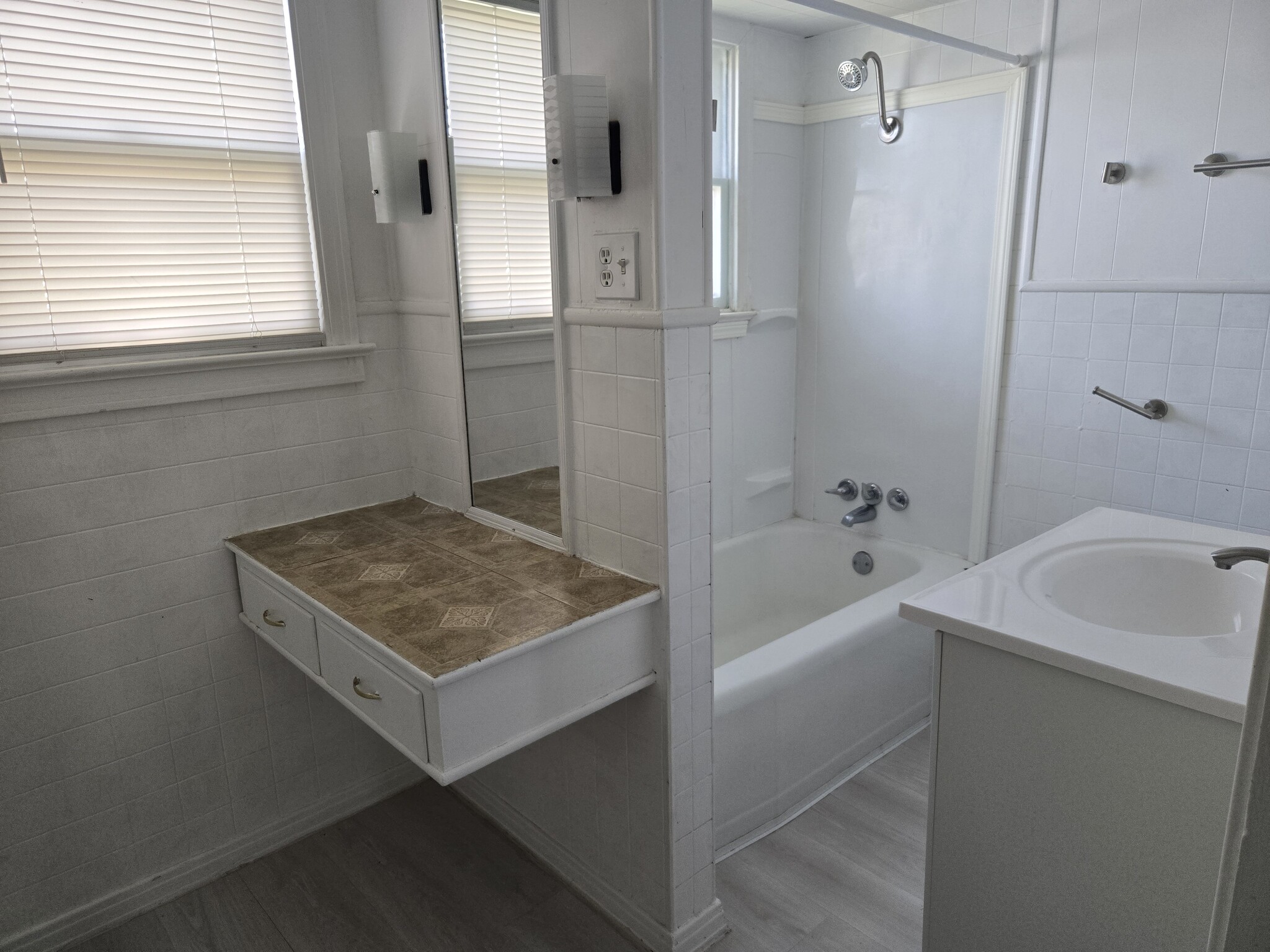 Main bath - 2863 Colorado Ave