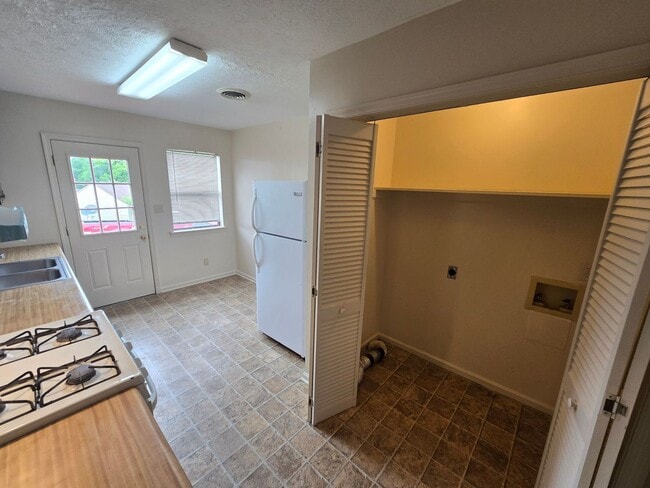 Building Photo - 2 BR DUPLEX in Colonial Heights