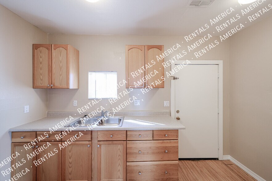 Building Photo - 713 N 9th St