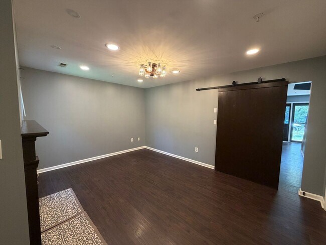 Building Photo - Beautiful Townhome in Seven Oaks!