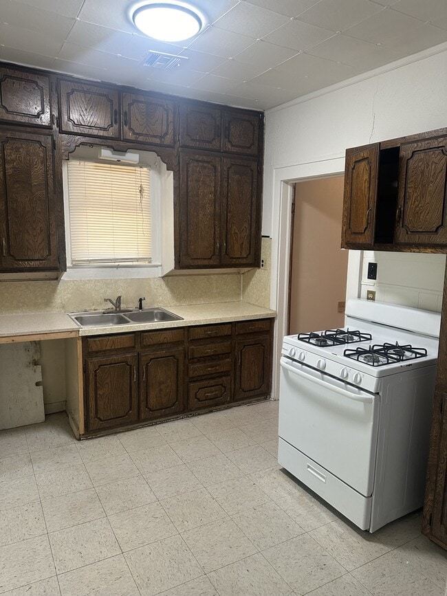 Building Photo - 926 E 7th St