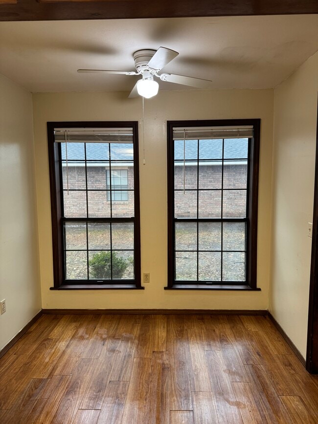 Building Photo - 323 S Shurley St