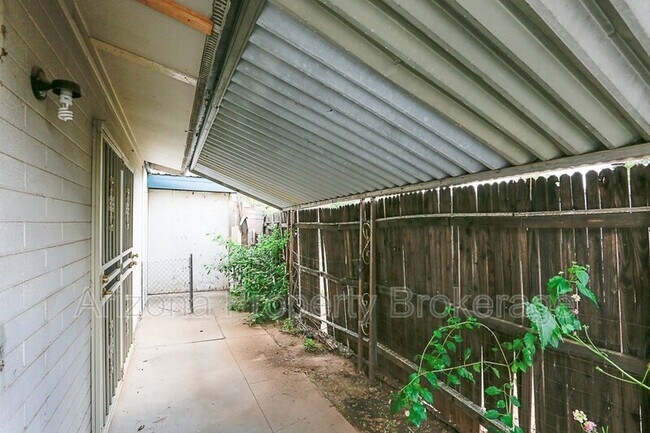 Building Photo - 2408 W Morten Ave