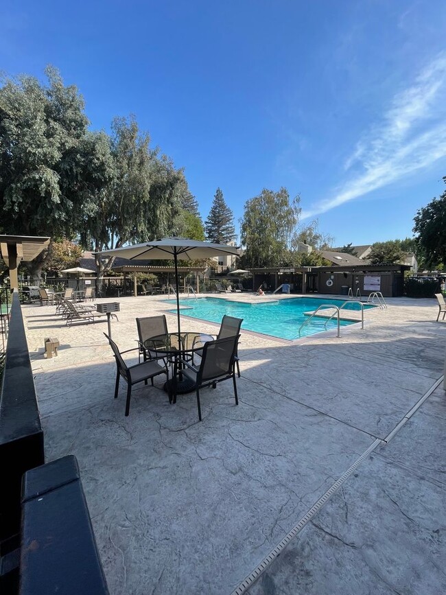 Building Photo - Condo in the most desired gated community ...