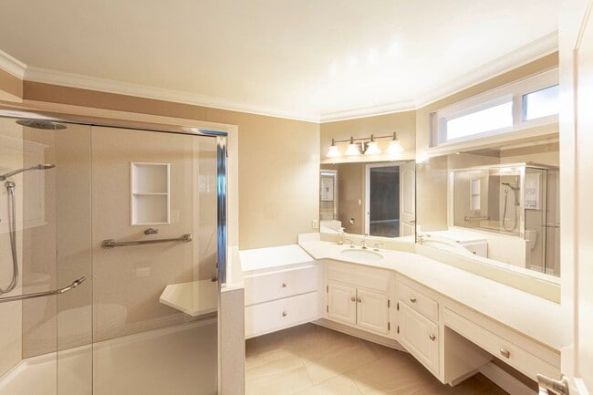 Building Photo - 4 bed 3 bath POOL on HUGE Lot!