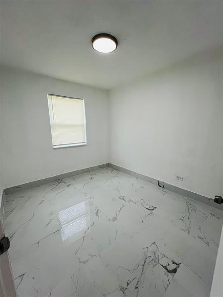 Building Photo - 525 NW 22nd Ave