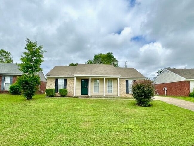 Building Photo - Available September 26, 2025, Charming 3 B...