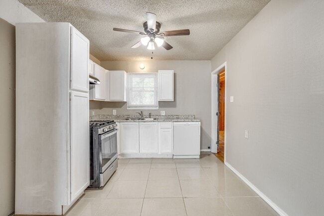 Building Photo - 3109 Dogwood Park Dr