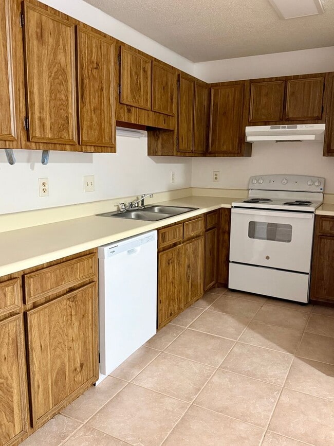 Building Photo - 17 Magnolia Ave SE