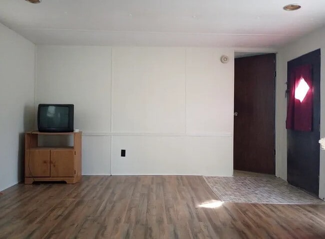 Building Photo - 2 Bedroom 1 Bath