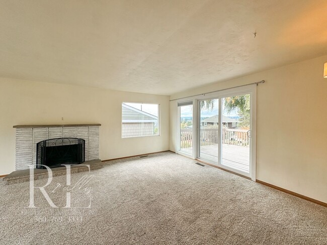 Building Photo - Enjoy Breathtaking Sunsets in the Heart of Manette