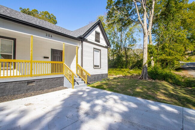 Building Photo - 306 S Schiller St