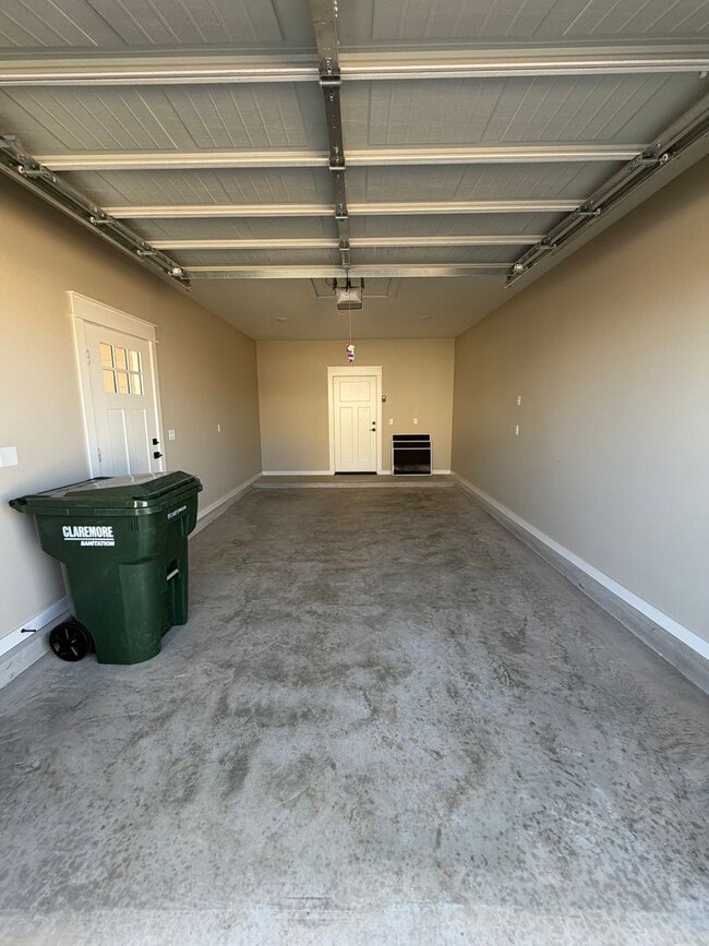 Building Photo - 3 Bed | 2 Bath House | Fridge will be add upon move in.