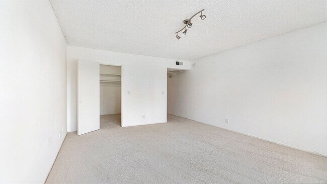 Building Photo - Luxury Penthouse Newly Renovated 1 Bed + D...