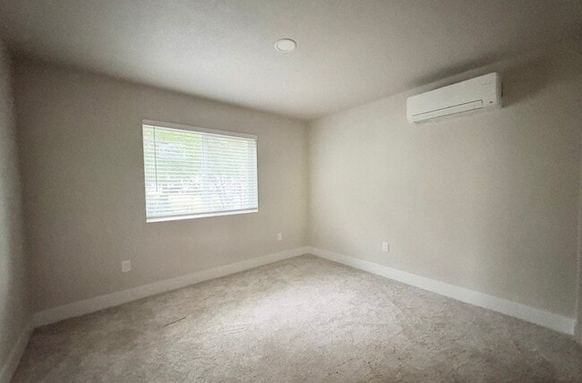 Building Photo - Beautiful 2-bedroom 1 bathroom in Roseville!