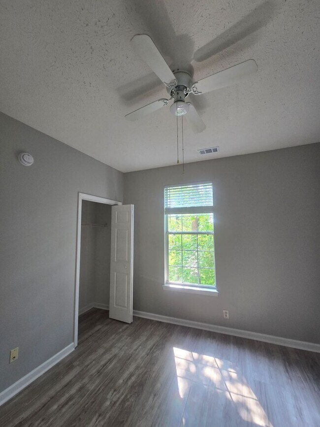 Building Photo - 504 River Oaks Dr