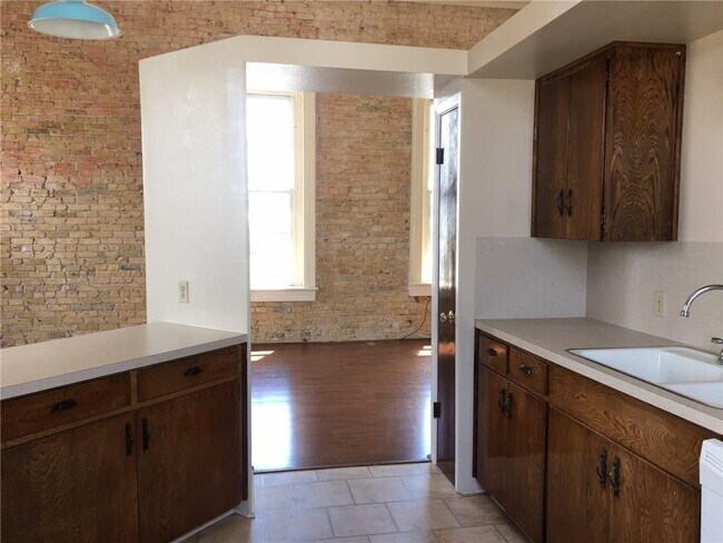 Building Photo - 1009 Main St