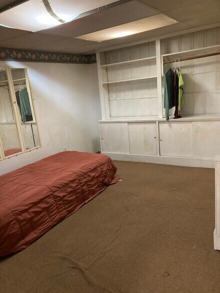 Twin bed alone Bdrm wall /clothing unit - 764 Lenore Ln