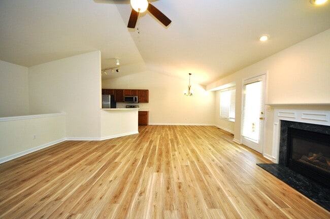 Building Photo - Beautiful Renovated 3 Bedroom 3 Bathroom i...