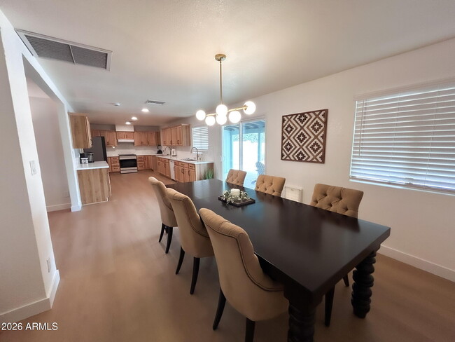 Building Photo - 1126 W Oxford Dr