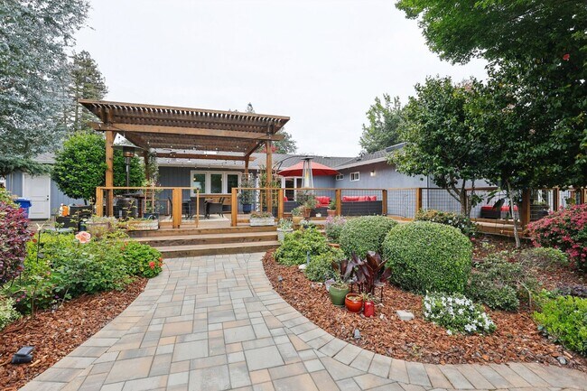 Building Photo - Single-Level Three-Bedroom Retreat in Napa...