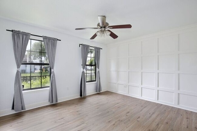 Building Photo - Lovely 3/2.5 Spacious Home with a Large Backyard in an Unbeatable Location near Downtown Orlando!