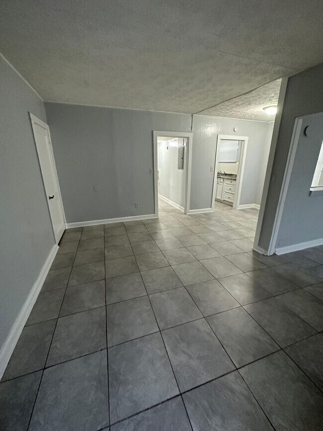 Building Photo - 1923-1925 Ella St