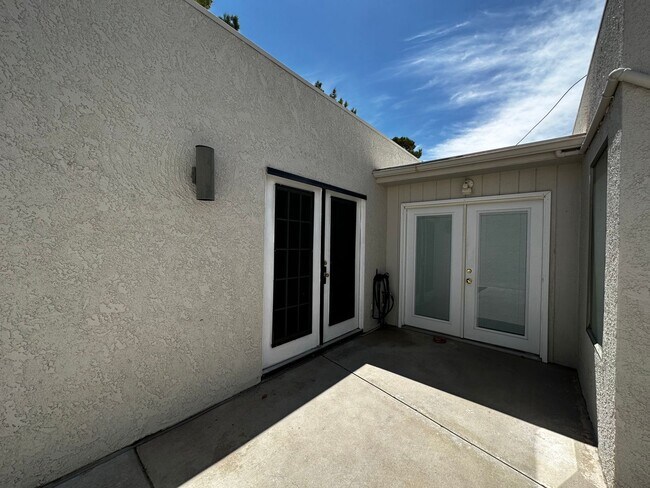 Building Photo - Furnished 3 Bedroom Condo across from Golf...