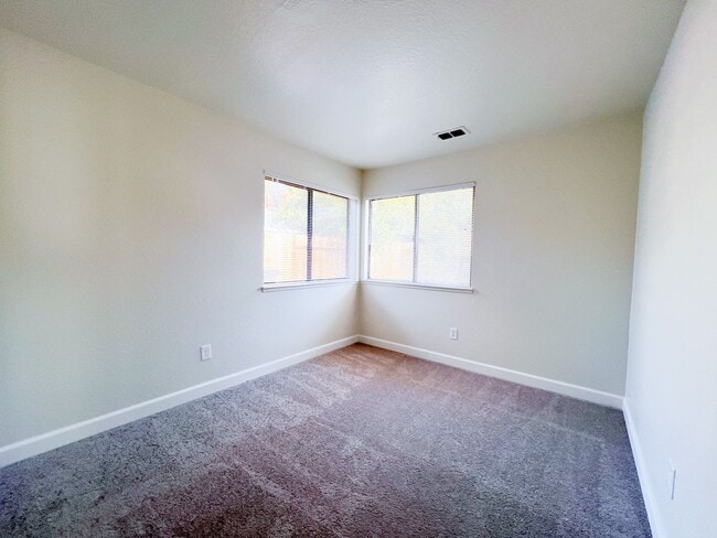 Building Photo - Newly Renovated 4 Bed, 3 Bath Home