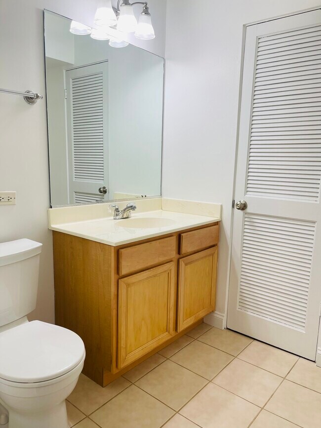 Building Photo - 600 W Russell St