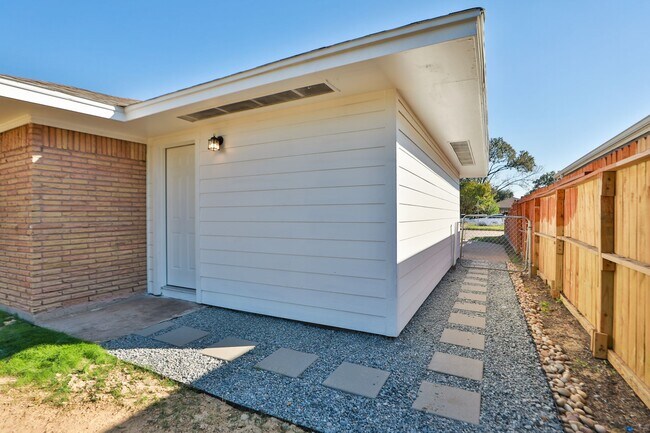 Building Photo - 631 Edgebrook Dr