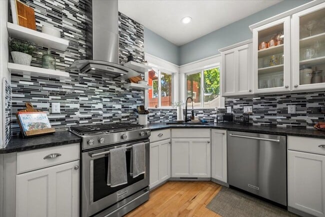 Building Photo - Beautiful 3 bed 2.5 bath home