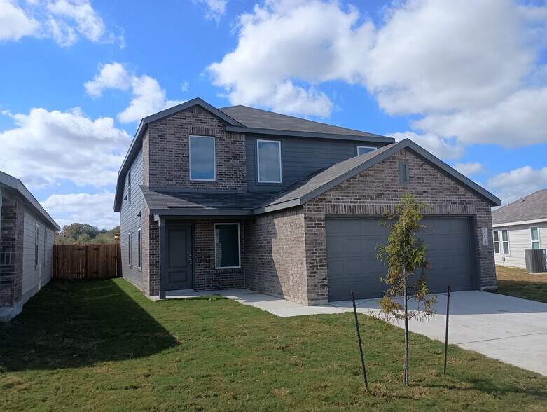 Building Photo - Room in House on Noir Ln