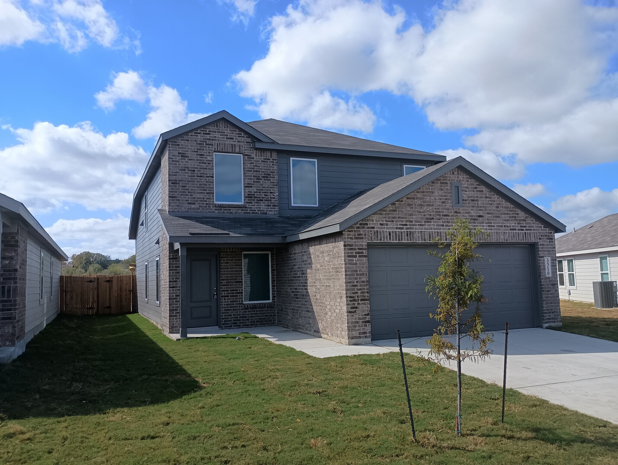 Building Photo - Room in House on Noir Ln